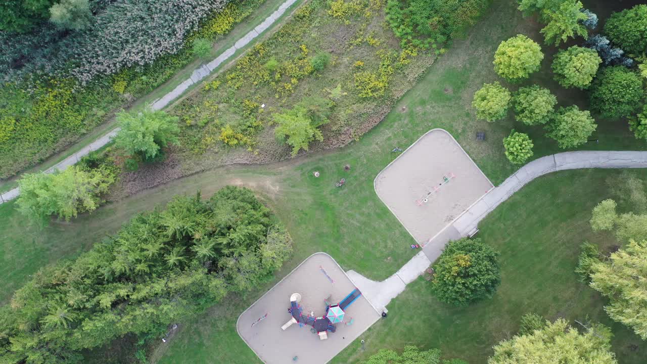 加拿大沃恩，伍德布里奇，伊斯灵顿大街的住宅分区鸟瞰图，独立和复式住宅视频素材