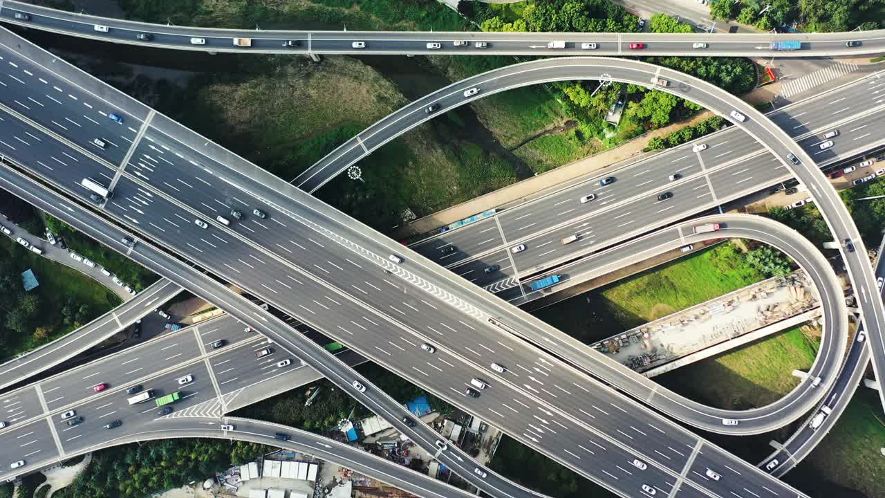 无人机的鸟瞰图。山东省青岛市高架公路的交通状况视频素材