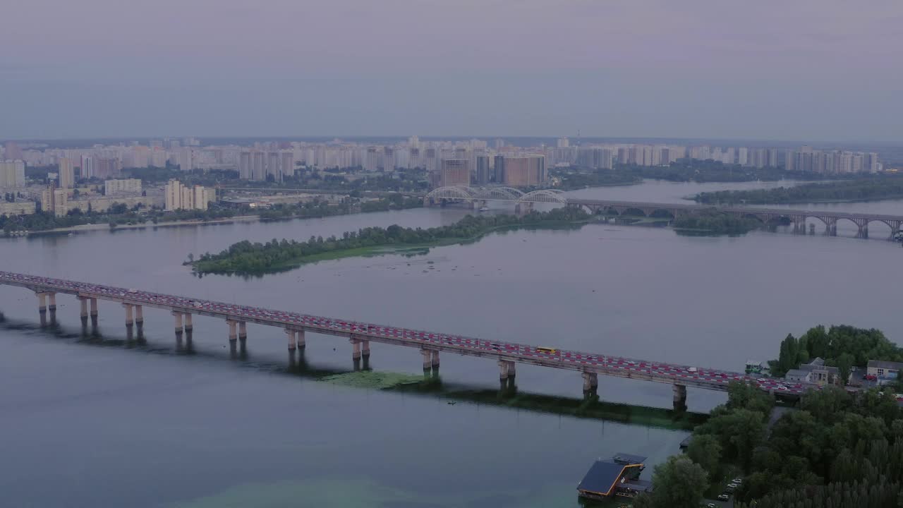 日落时分，基辅市的第聂伯河与一座桥的鸟瞰图。视频素材