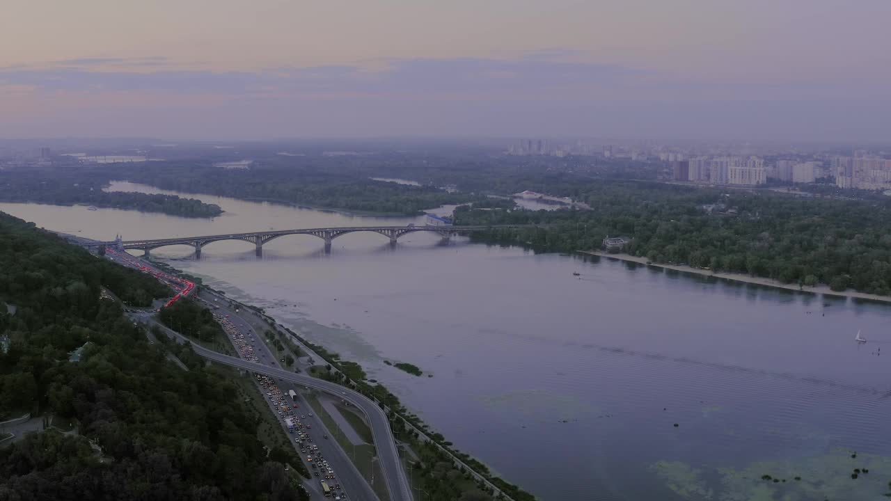 日落时分，基辅市的第聂伯河与一座桥的鸟瞰图。视频素材