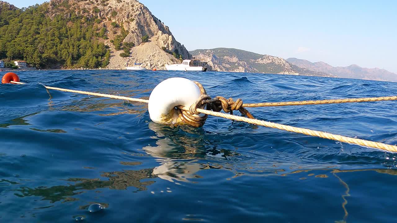 漂浮在海上的浮标视频素材