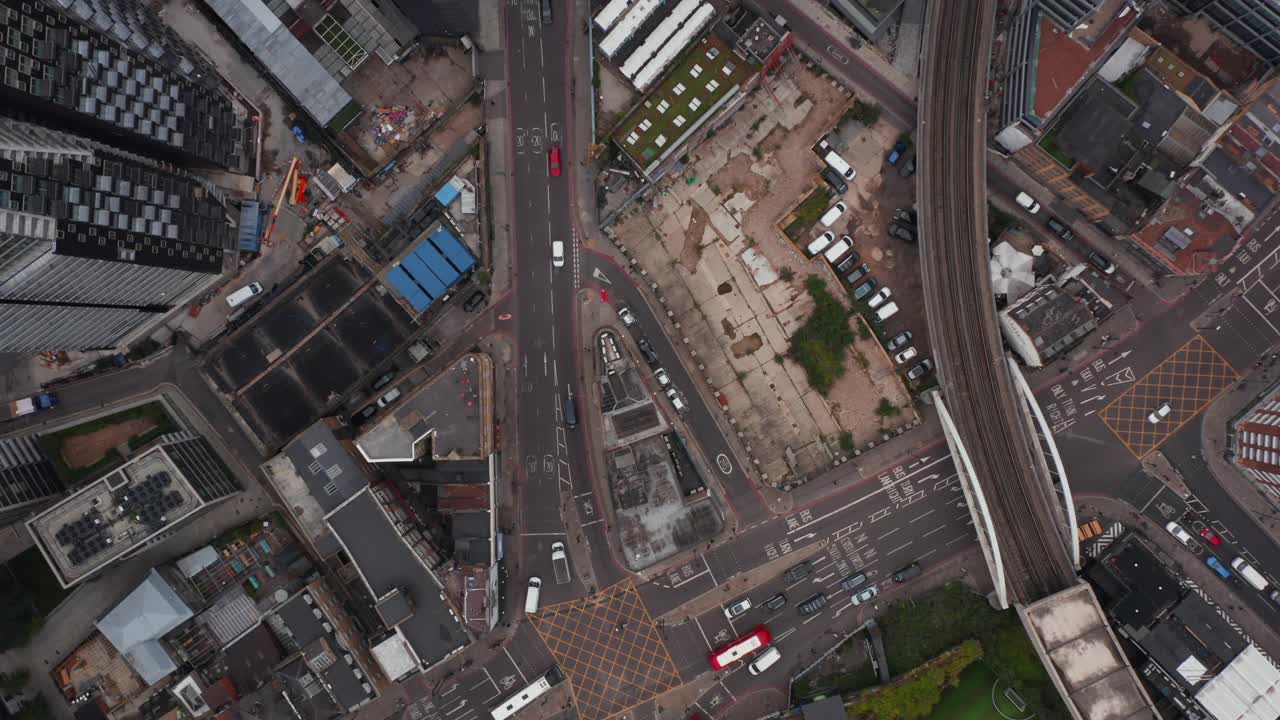 空中鸟瞰从上到下在城市商业区的道路上的交通。英国伦敦视频素材