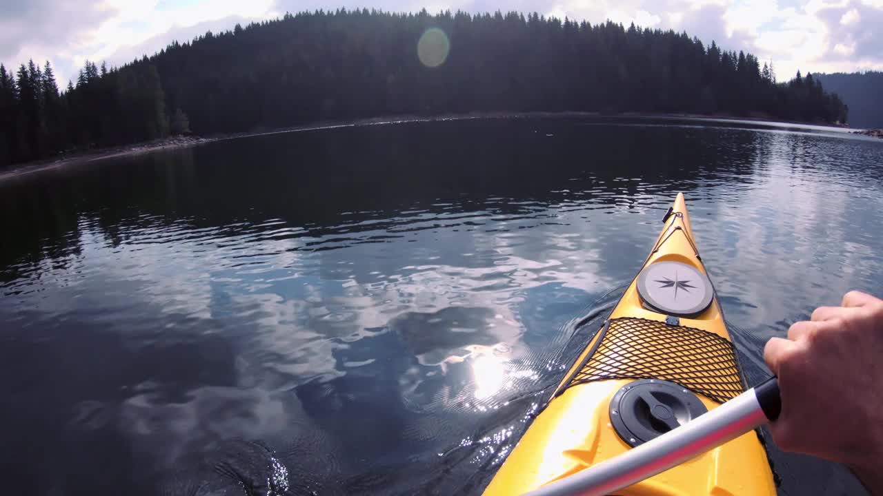 在山间湖划皮艇，看风景。划和旅游业。视频素材