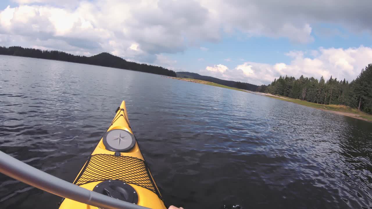 在山间湖划皮艇，看风景。划和旅游业。视频素材