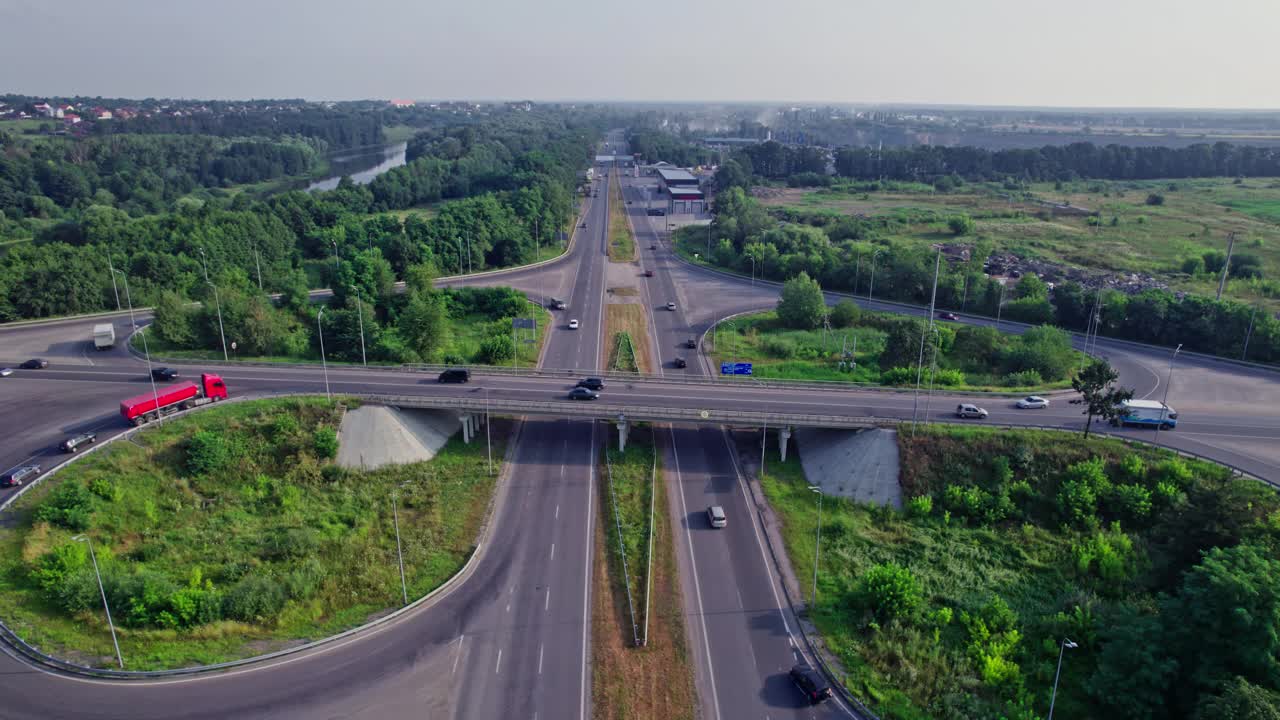 高速公路多层次的连接公路，车辆移动视频素材