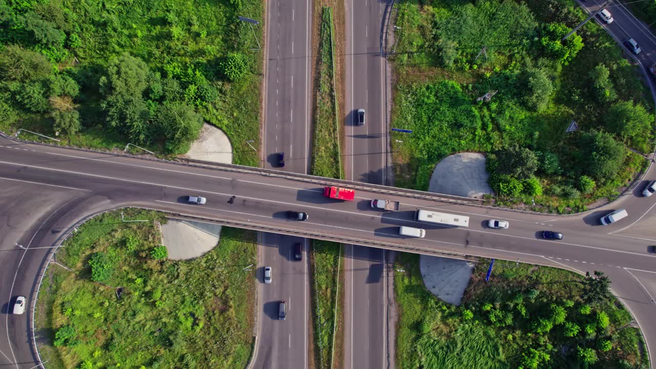 在环形公路上行驶的车辆视频素材