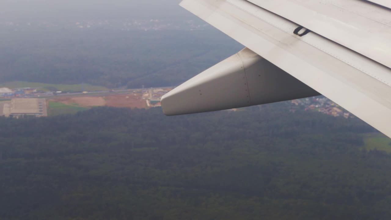 飞机在天空中遨游，旅游与旅行，运输与货物视频素材