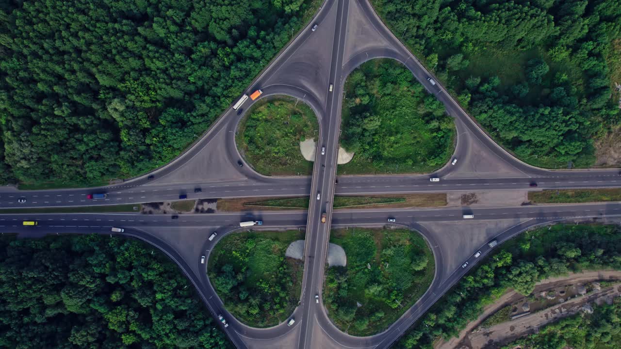 高速公路多水平路口交通繁忙，车辆移动频繁视频素材