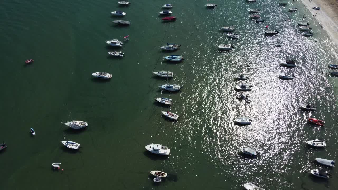 美丽的威尔士海岸在一个美丽的夏天的白天和晚上视频下载