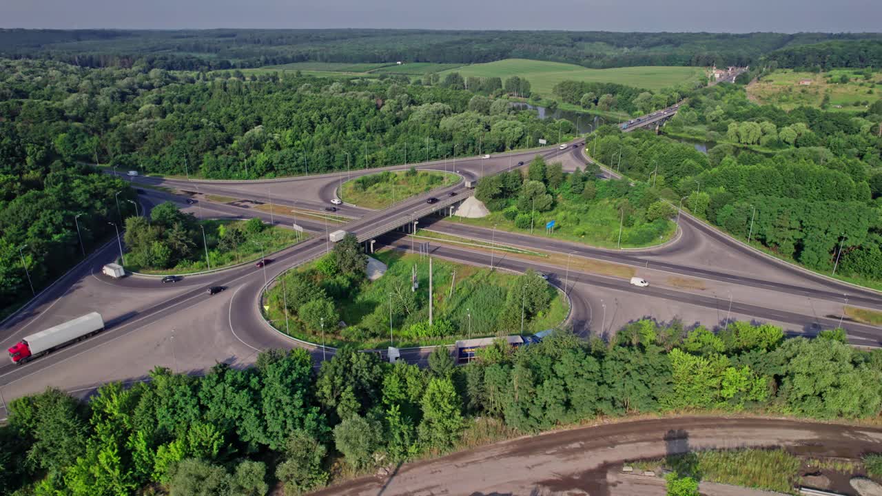 高速公路多水平路口交通繁忙，车辆移动频繁视频素材