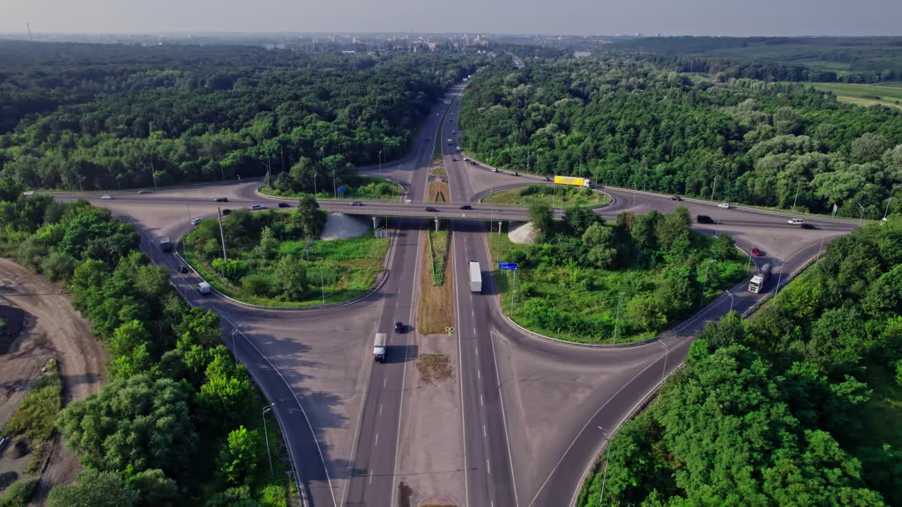 在环形公路上行驶的车辆视频素材