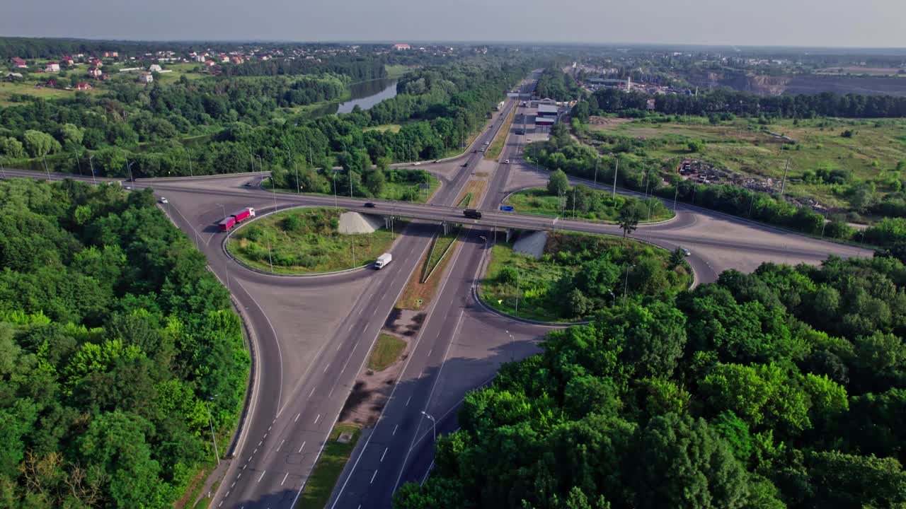 高速公路多水平路口交通繁忙，车辆移动频繁视频素材