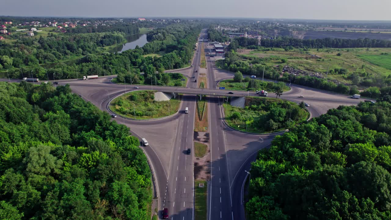 在环形公路上行驶的车辆视频素材