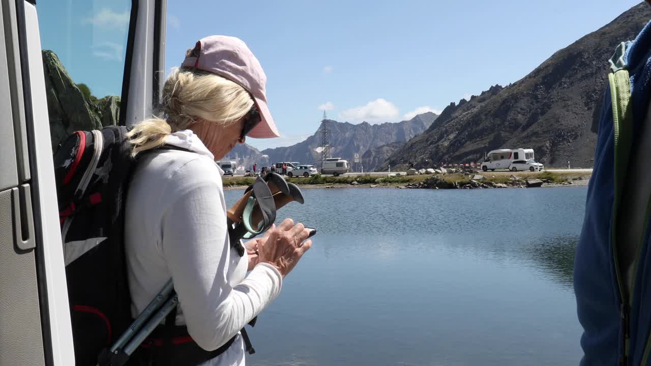 徒步旅行的夫妇准备离开露营车视频素材