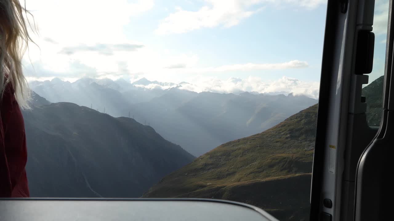 通过露营车的门观看夫妇享受山景视频素材