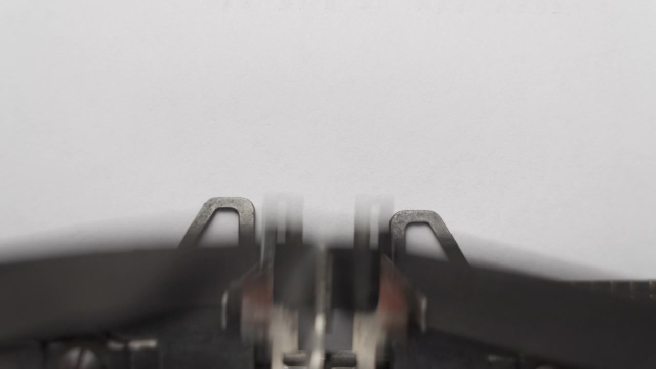 不给糖就捣蛋的万圣节在老式打字机上打字视频素材画面2