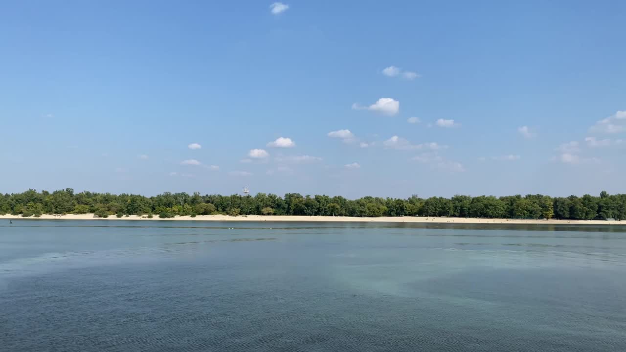 夏季田园景观。第聂伯河水面平静。夏天晴朗的蓝天。岛上有白色的沙滩。放松,冷静,夏季。视频素材