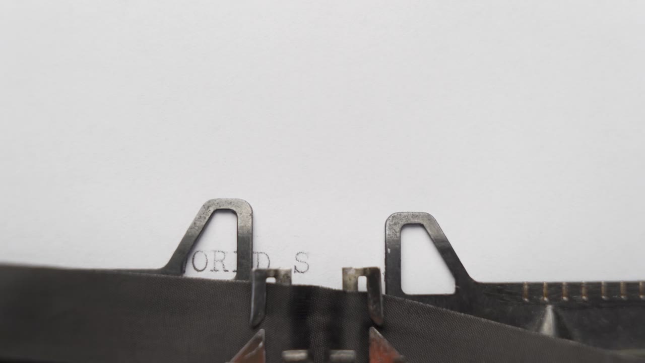 世界歌唱日在老式打字机上打字视频素材画面1