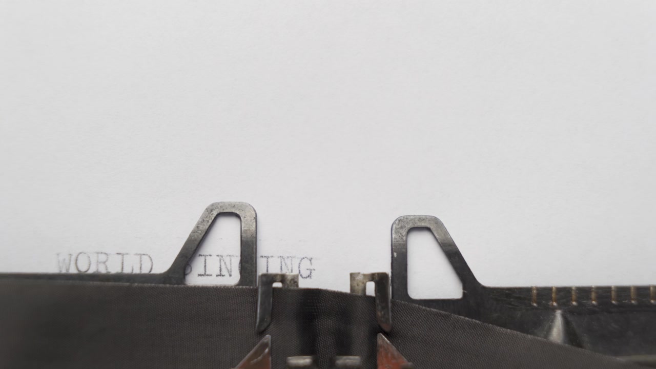 世界歌唱日在老式打字机上打字视频素材画面2