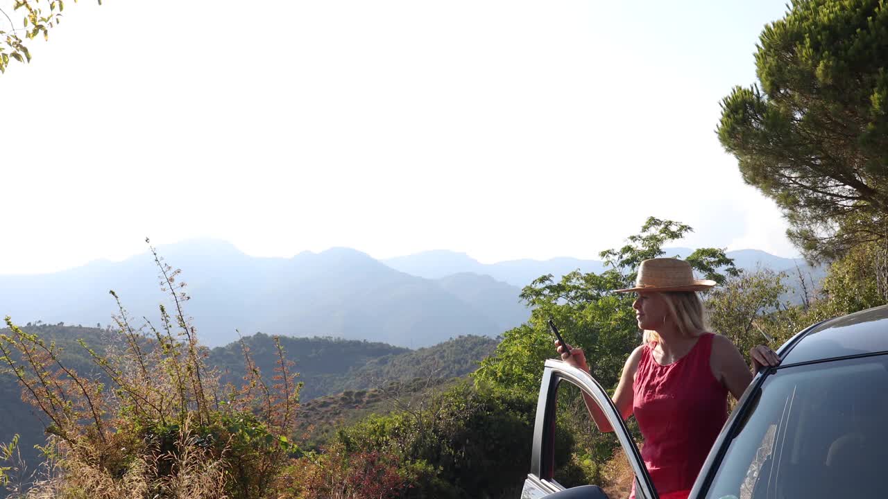 地中海山上女人在车门旁放松视频素材