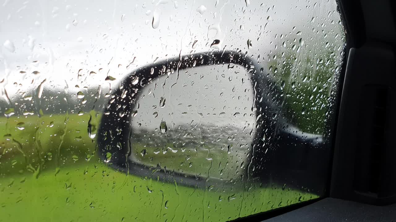 在下雨的时候透过车窗看外面视频下载