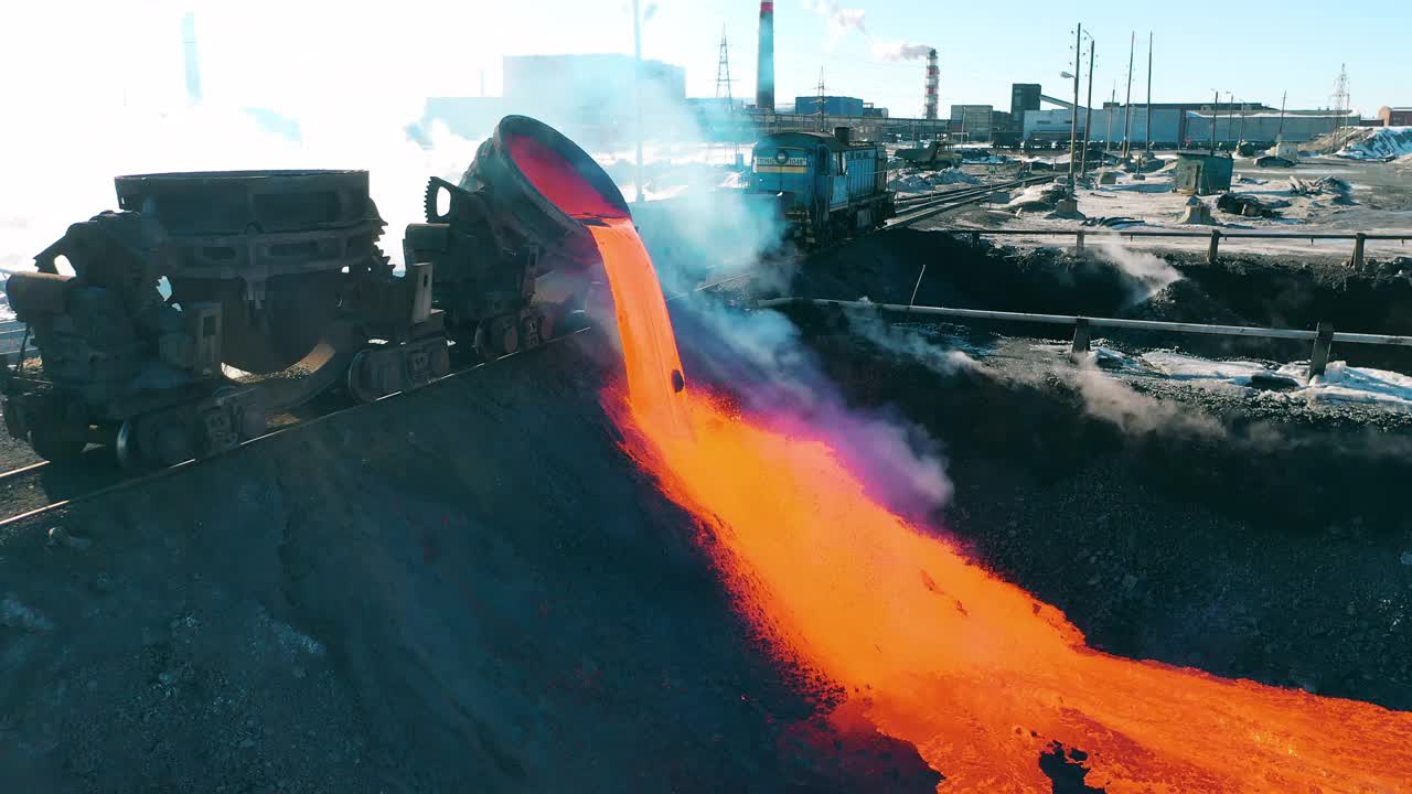 熔化的钢从钢包流到地上视频素材