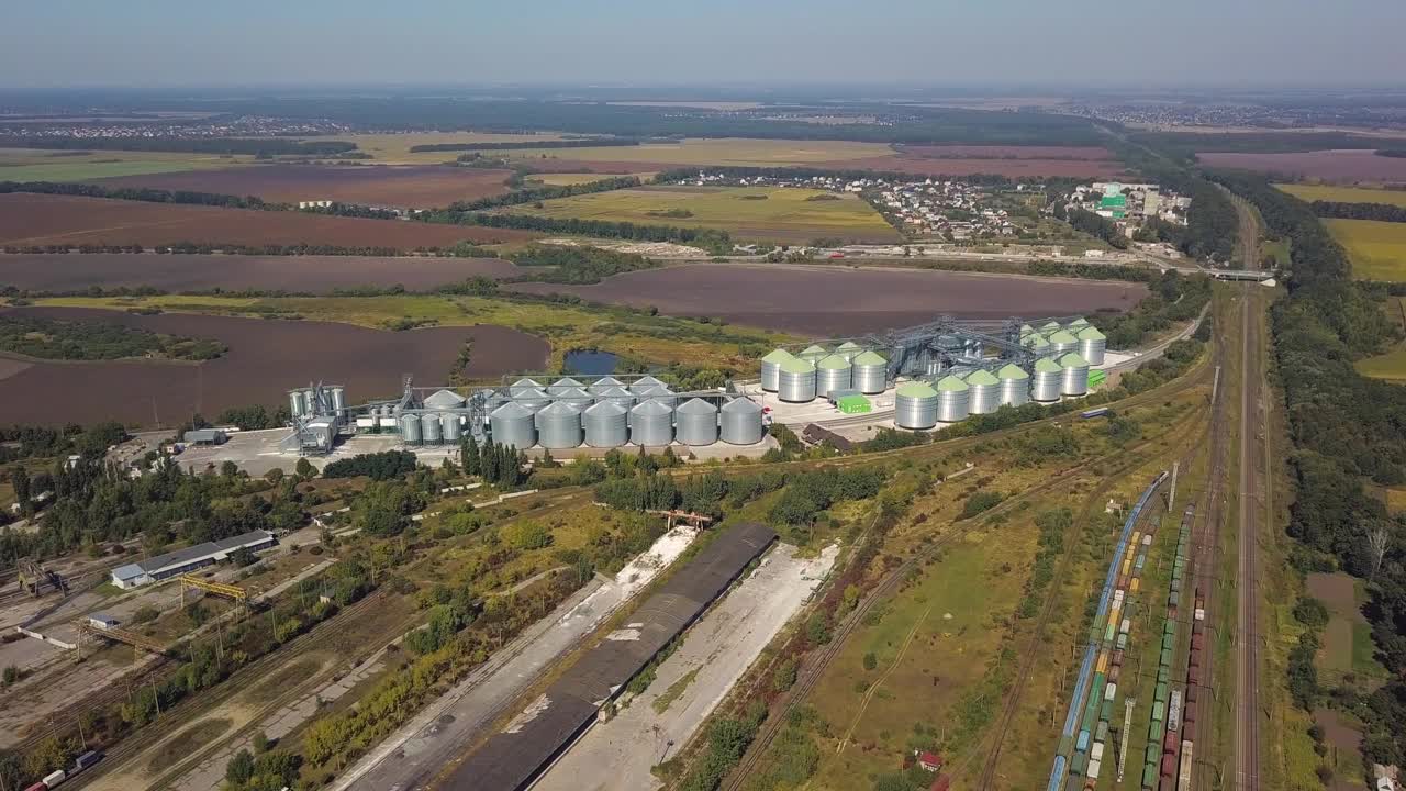 农用地和粮仓鸟瞰图视频素材