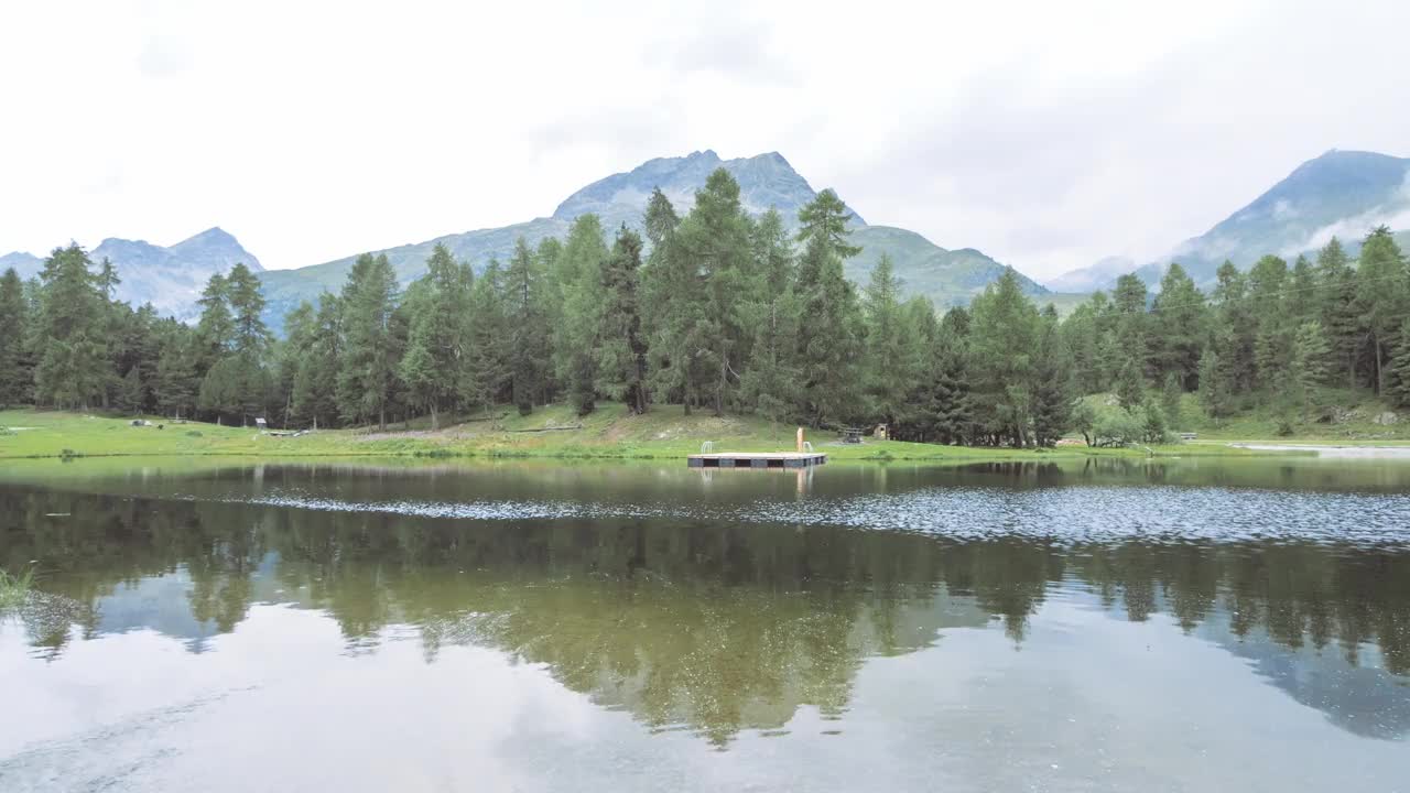 夏季有码头的高山湖泊视频素材