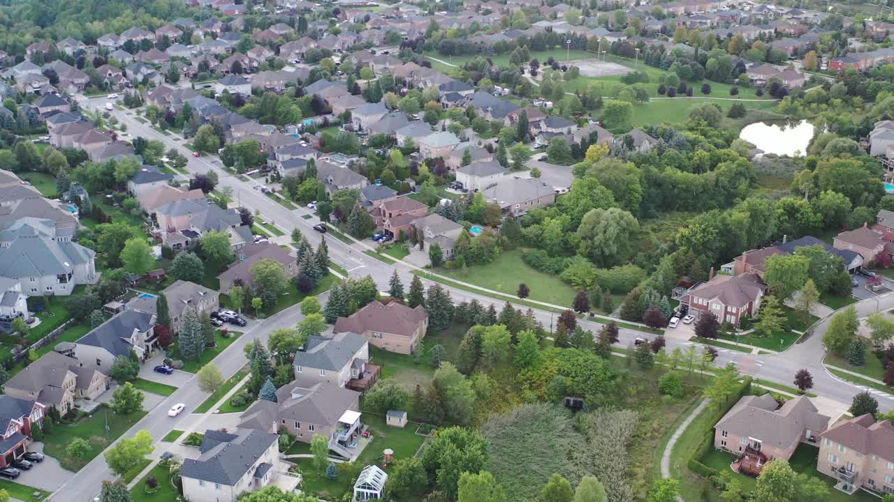 加拿大沃恩，伍德布里奇，伊斯灵顿大街的住宅分区鸟瞰图，独立和复式住宅视频素材