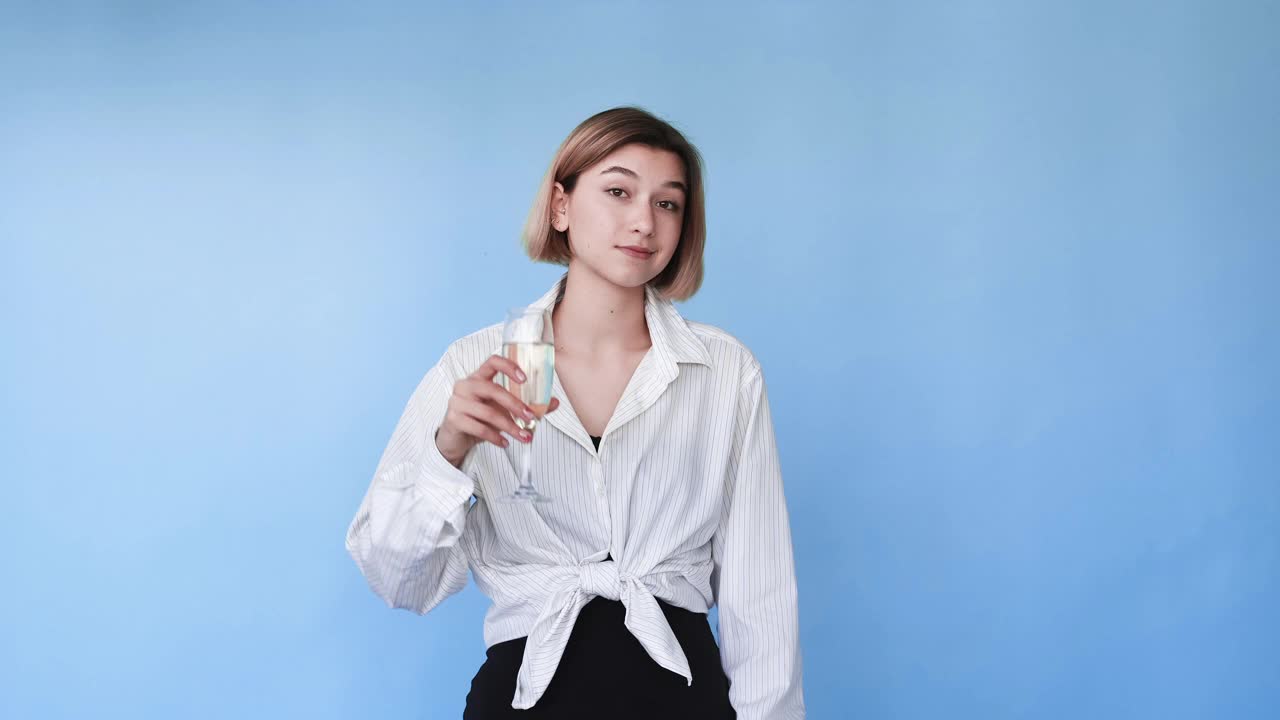 节日祝酒周年庆祝女人香槟视频素材