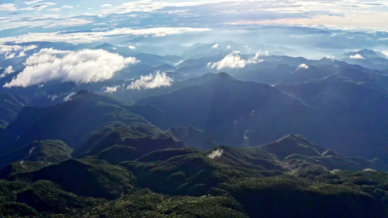 山脉鸟瞰图视频素材