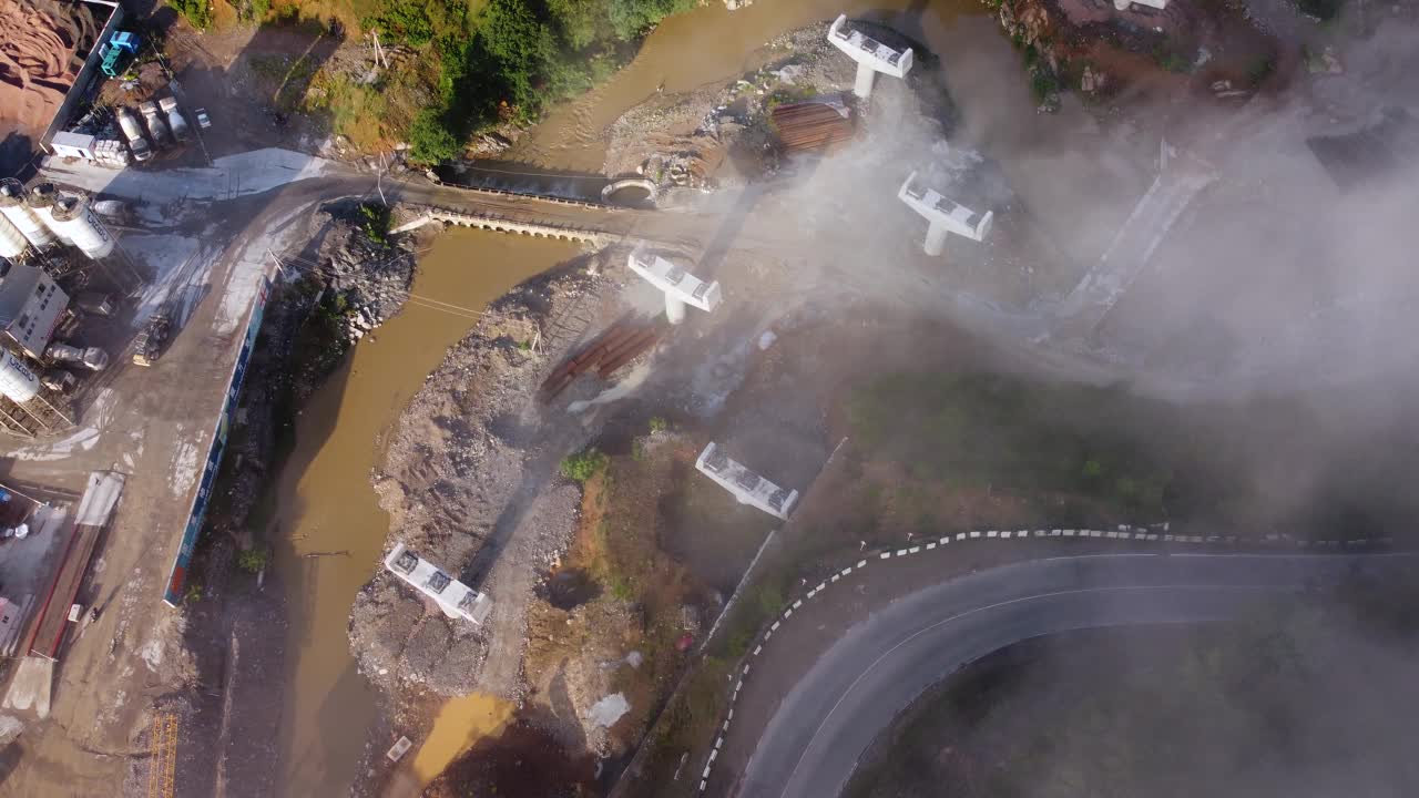 在多雾和阳光充足的山上建造桥梁视频素材