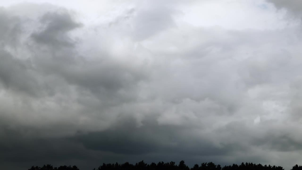 时间流逝，阴云密布的天空下雨了。视频素材