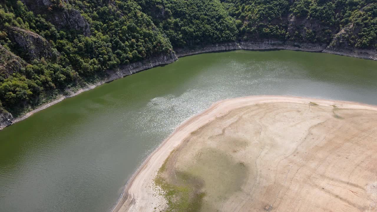 鸟瞰山间的河流视频素材