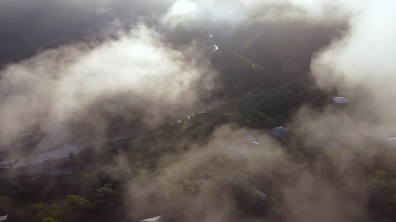 从云端俯瞰山村和公路的景色视频素材