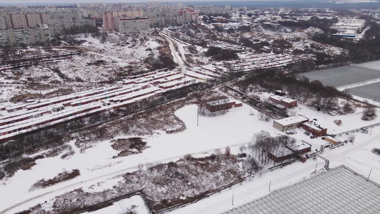 城郊有多层建筑，冬季鸟瞰。视频素材