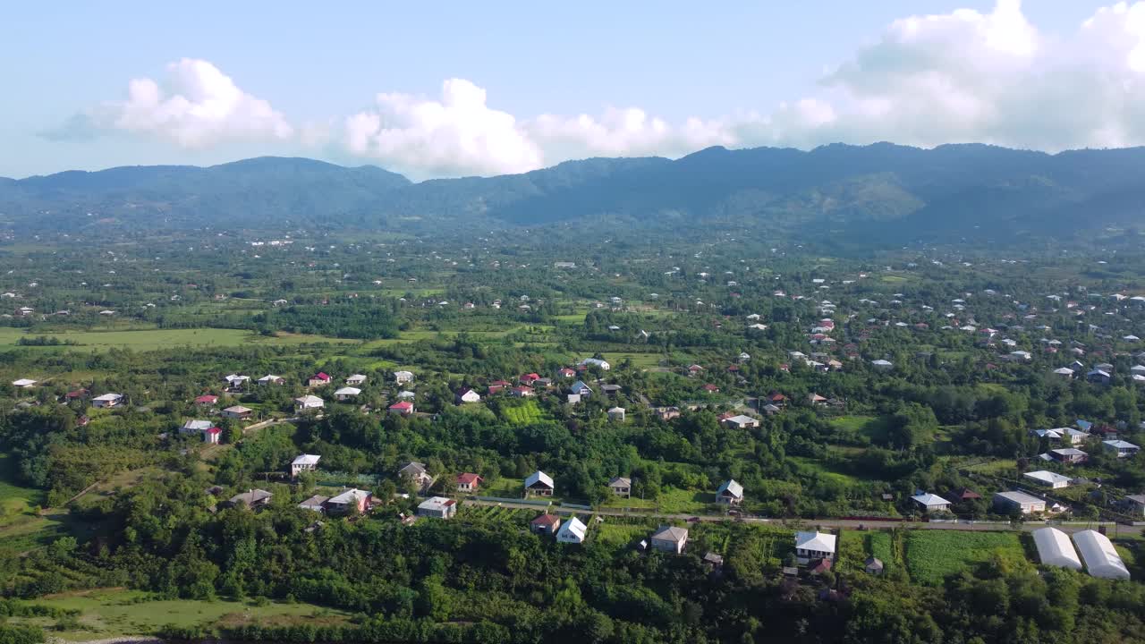 夏天的村庄和群山视频素材