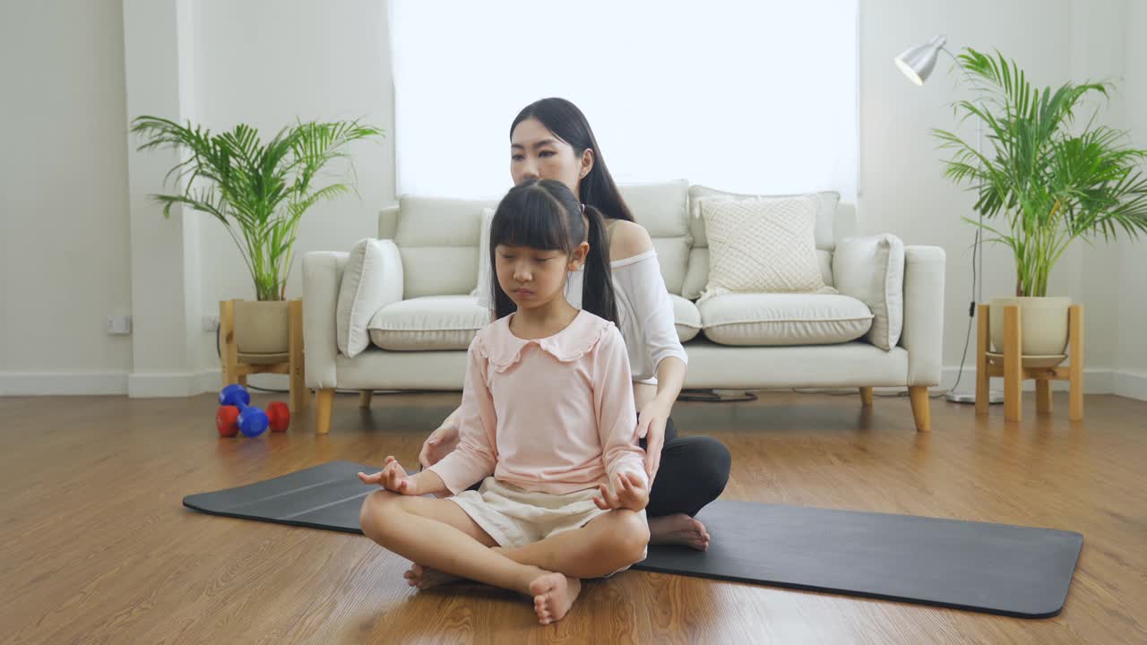 亚洲母亲和女儿一起锻炼视频素材