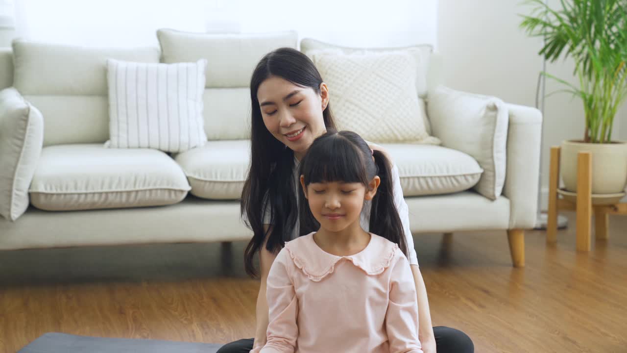 亚洲母亲和女儿一起锻炼视频素材