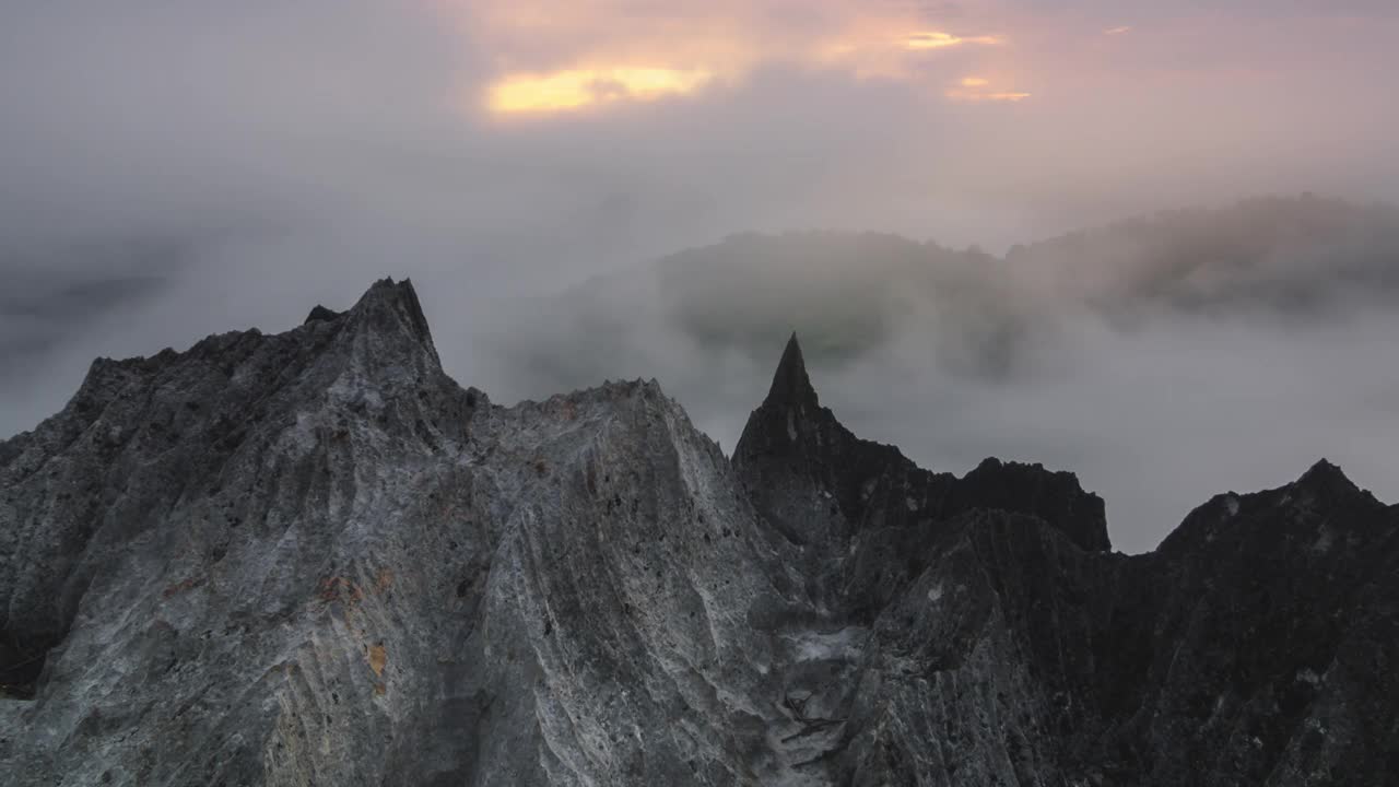 金光日出，薄雾飘过高山，视频素材