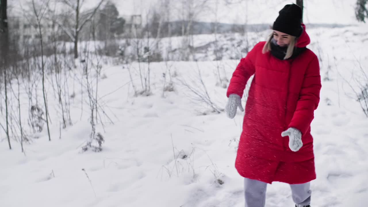 幸福的情侣在森林里玩的时候互相扔雪。视频素材