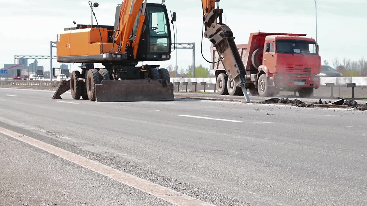 在公路建设中应用未来技术和人工智能的概念。挖掘机操作用液压锤视频素材