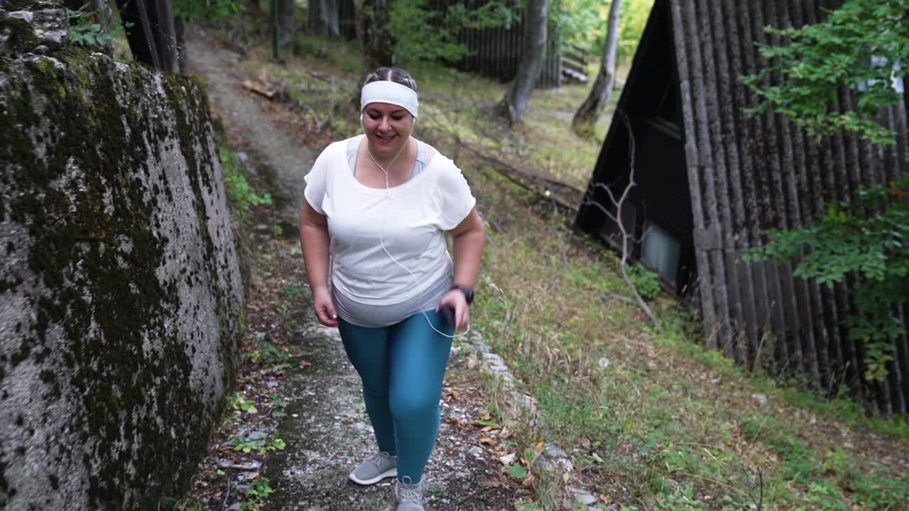 年轻的超重女子跑步视频素材