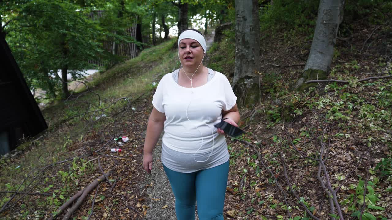 年轻的超重女子跑步视频素材