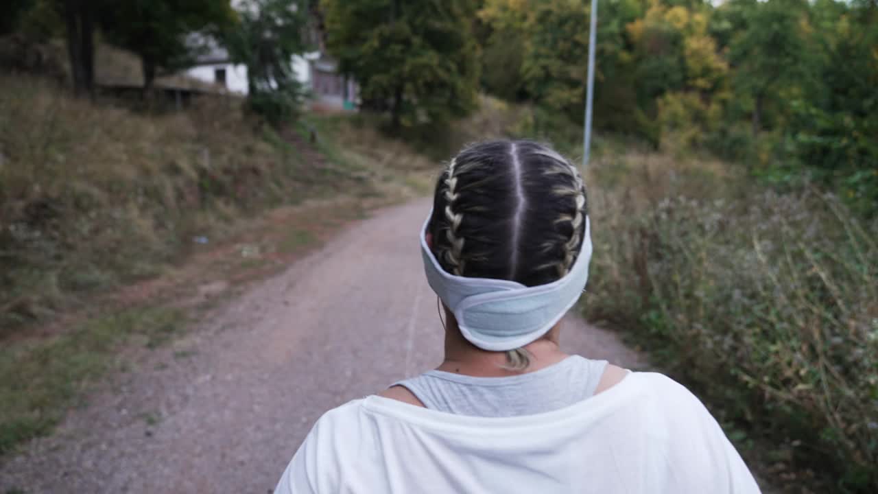 年轻的超重女子跑步视频素材