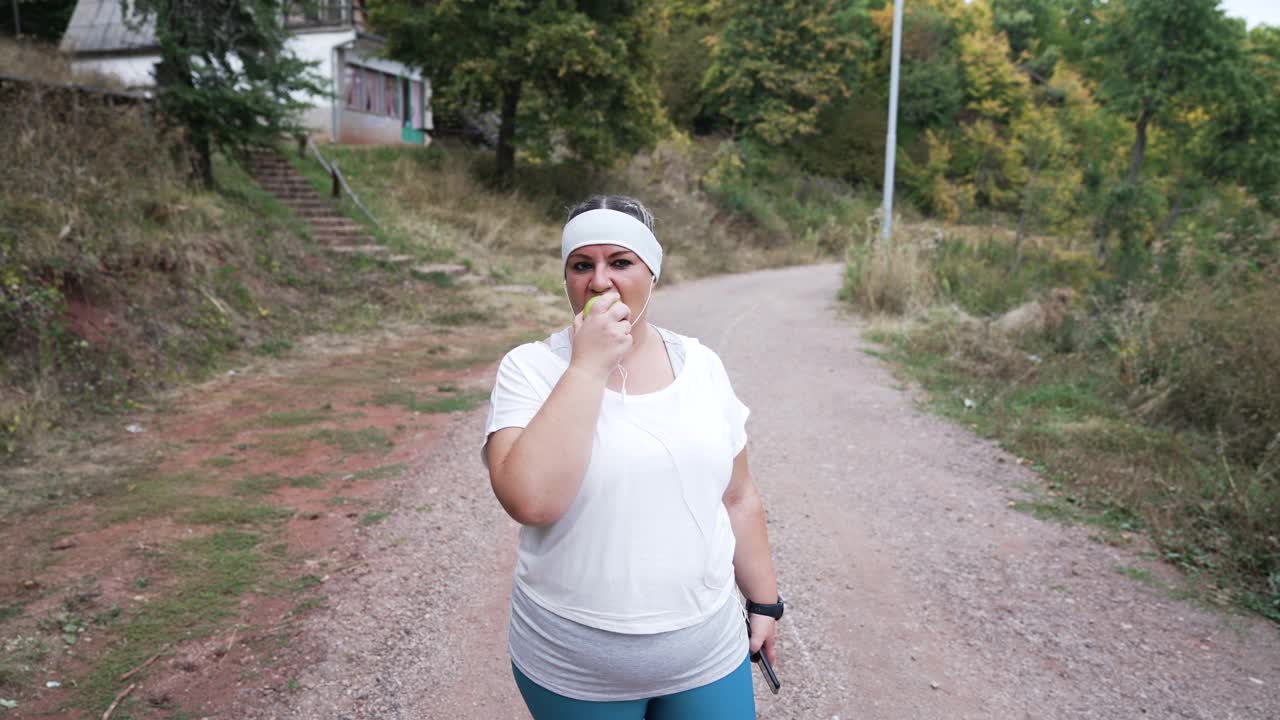 年轻的超重女子跑步视频素材