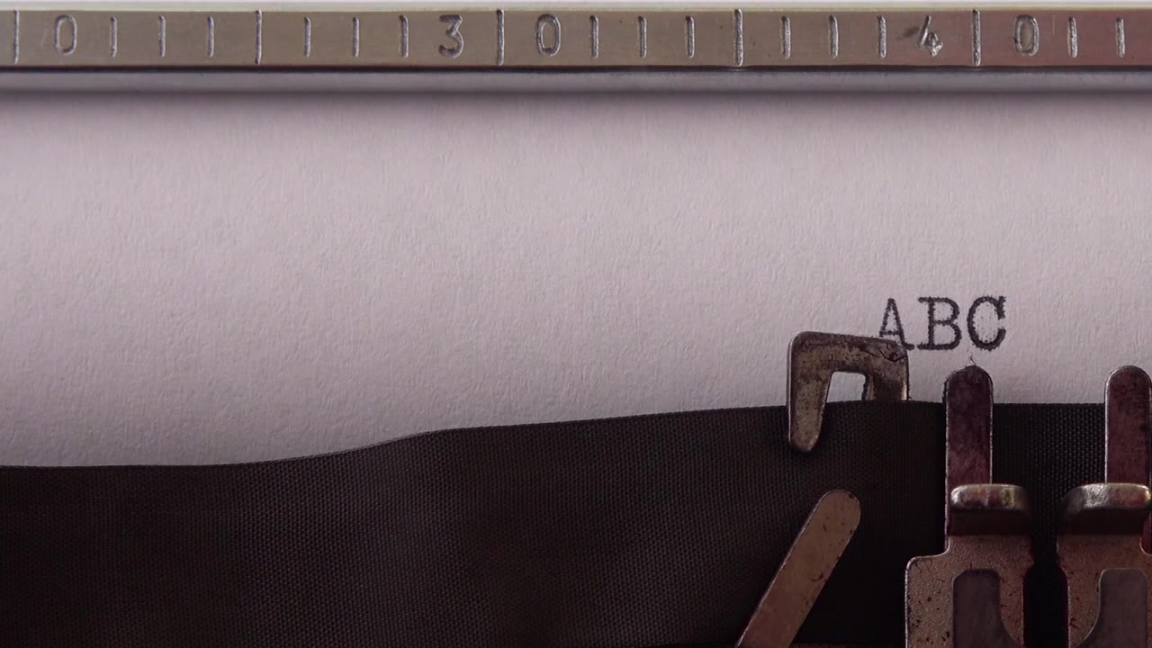 打字字母A B C D E F G H I J K L M N O P Q在复古打字机上。关闭了。视频素材画面1