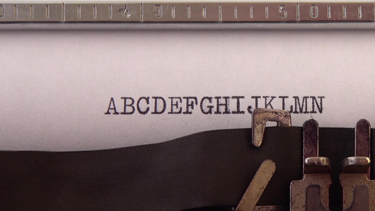 打字字母A B C D E F G H I J K L M N O P Q在复古打字机上。关闭了。视频素材画面3