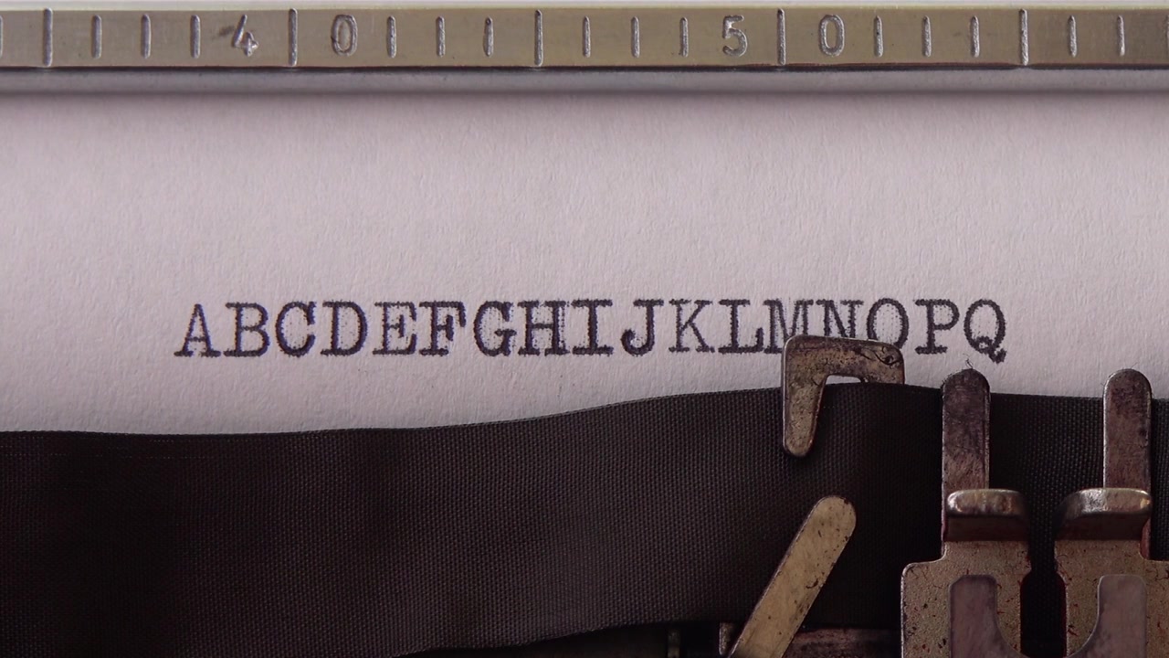 打字字母A B C D E F G H I J K L M N O P Q在复古打字机上。关闭了。视频素材画面4