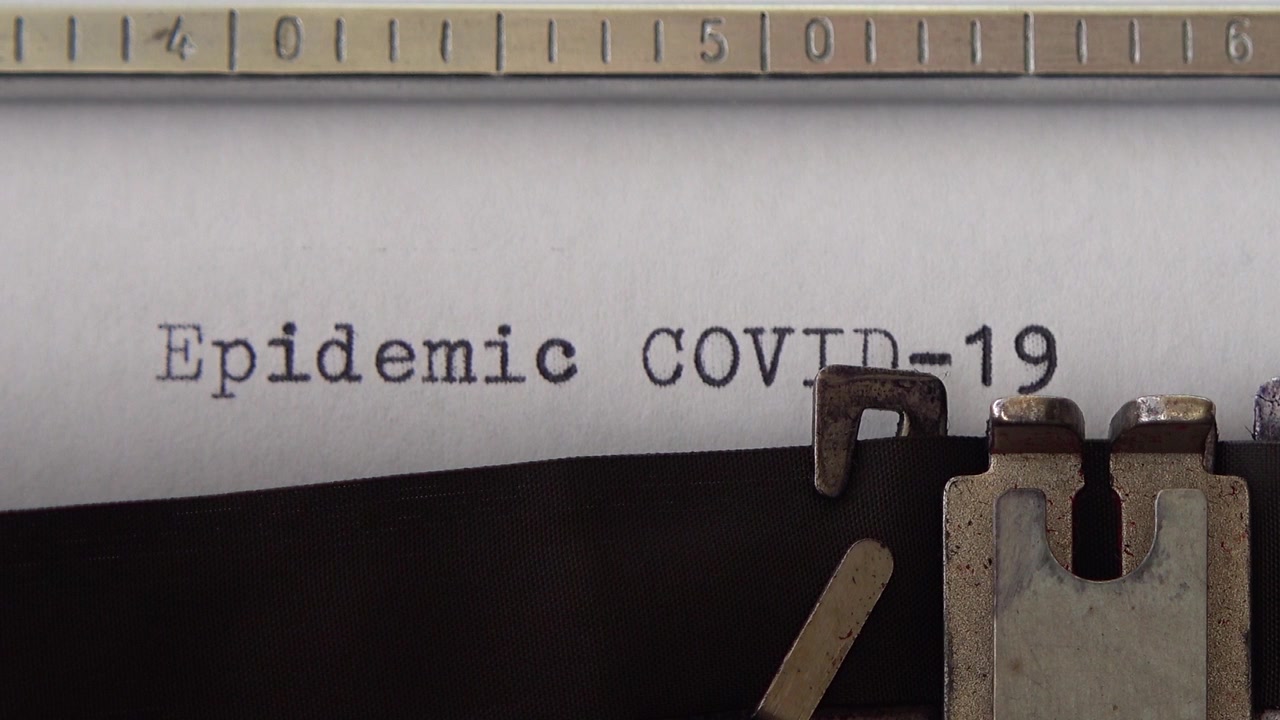 在老式打字机上键入流行病COVID-19。关闭了。视频素材画面4